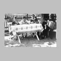 006-0048 Biothen im August 1936. Feierabend im Garten bei Ruthke. Bild Mitte die Gebrueder Heinz und Guenther Ruthke.jpg
